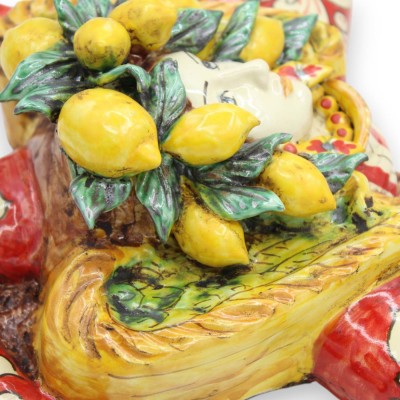 Trinacria aus Keramik aus Caltagirone, H. ca. 33 x 30 cm. Roter Hintergrund, mit Krone und Applikationen - 