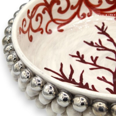 Centre de table pomme de pin, céramique de Caltagirone, Ø 35 cm environ. Platine et émail rubis, branche de corail et dé