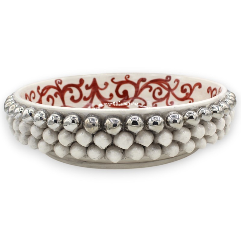 Centre de table pomme de pin, céramique de Caltagirone, Ø 35 cm environ. Platine et émail rubis, branche de corail et dé