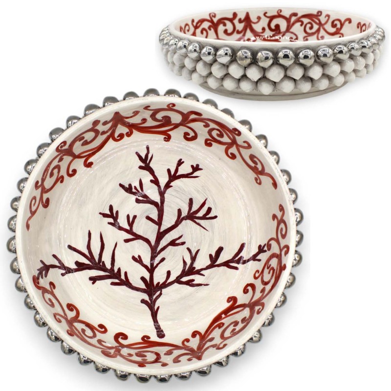 Centre de table pomme de pin, céramique de Caltagirone, Ø 35 cm environ. Platine et émail rubis, branche de corail et dé