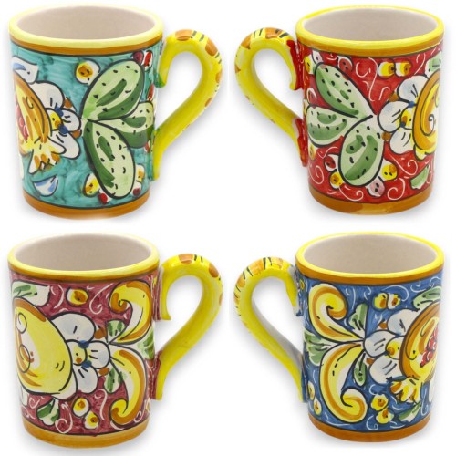 Kopje met oor, van Caltagirone keramiek, h ca. 11 cm. (1st) Verschillende kleurmogelijkheden, willekeurige decoratie - 