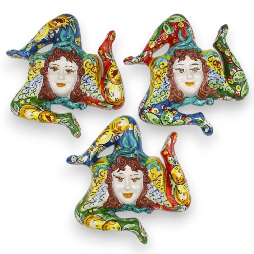 Trinacria em cerâmica Caltagirone, Ø aproximadamente 20 cm. fundo vermelho e decoração ornamentada barroca verde e amare