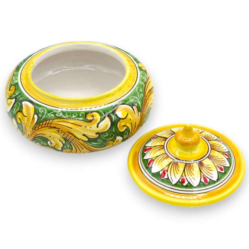 Koekjespot of sieradendoosje van Caltagirone keramiek, Ø 20 x h 17 cm ca. Barokke decoratie en bloemblaadjes op een groe