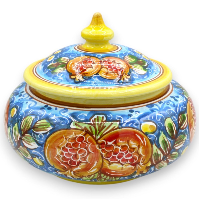 Tarro de galletas o joyero en cerámica de Caltagirone, Ø 20 x h 17 cm aprox. Decoración de granada y hojas sobre fondo a