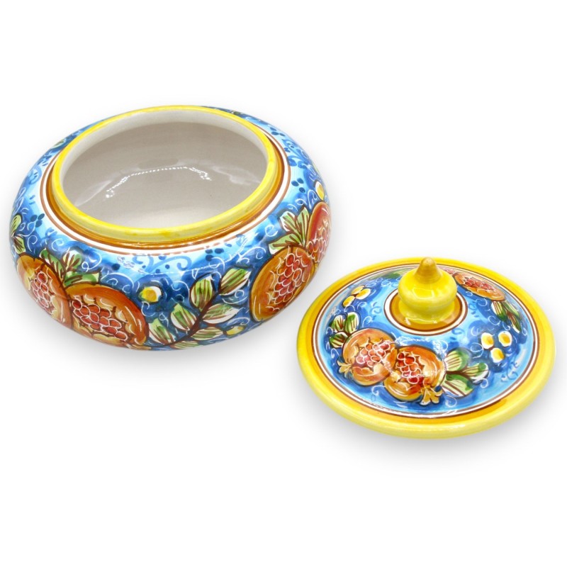 Tarro de galletas o joyero en cerámica de Caltagirone, Ø 20 x h 17 cm aprox. Decoración de granada y hojas sobre fondo a