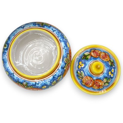 Kexburk eller smyckeskrin i Caltagirone keramik, Ø 20 x h 17 cm ca. granatäpple och blad dekoration på en blå bakgrund -