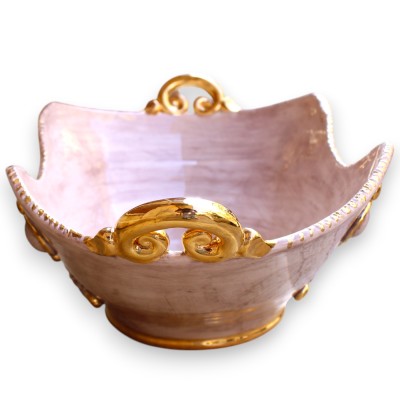 Mittstycke med handtag, i Caltagirone keramik, L 53 x 30 x 20 cm ca. 24k guld emalj - 