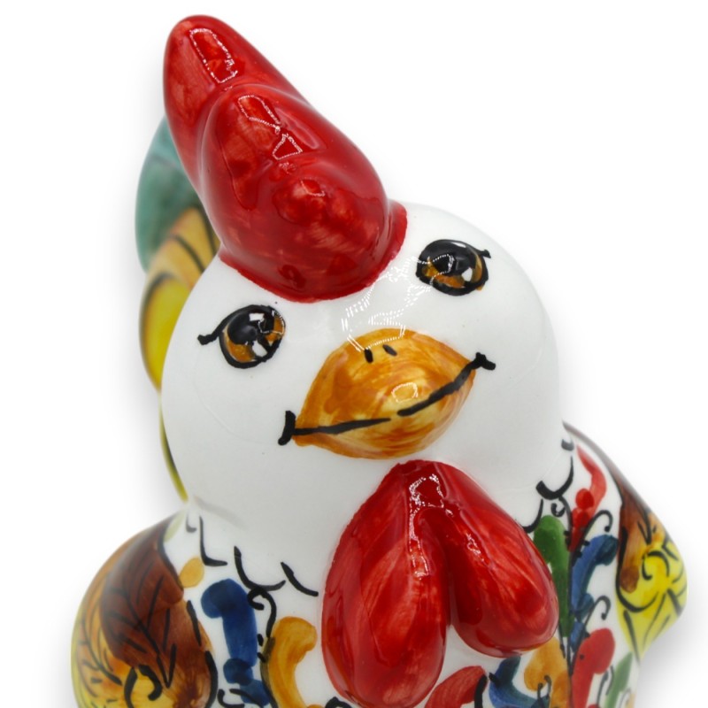 Ceramiczny kogut Caltagirone, wys. ok. 12 x 12 cm. z piórami i wielokolorową dekoracją - 