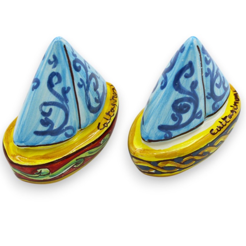 Segelbåt, Caltagirone Keramik - h 9 x B 8 cm ca. (1st) dekoration och färg slumpmässigt - 