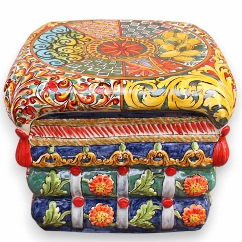 Caltagirone keramische poef, ca. L 50 x h 37 cm. Siciliaanse kar decoratie in meerdere kleuren - 