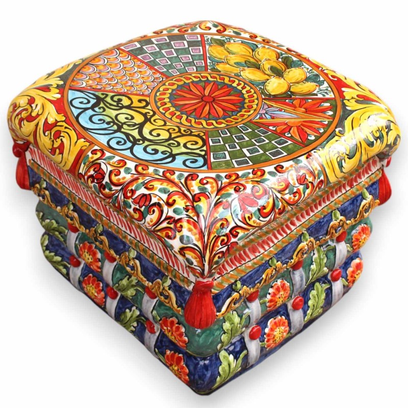 Caltagirone keramisk puff, ca L 50 x h 37 cm. Flerfärgad siciliansk vagndekoration - 