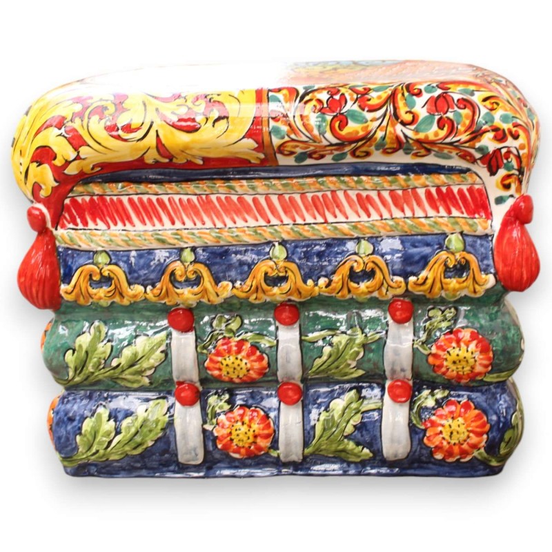 Caltagirone keramisk puff, ca L 50 x h 37 cm. Flerfärgad siciliansk vagndekoration - 