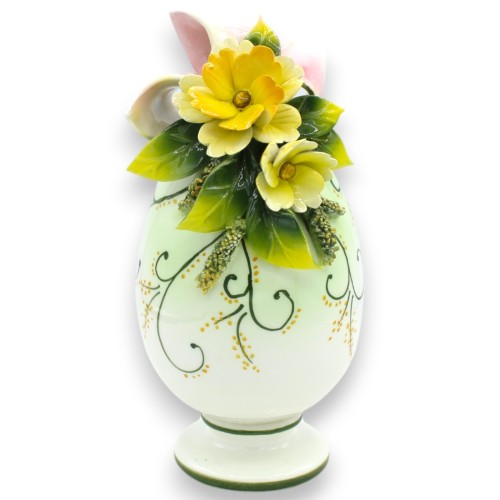 Uovo con Gambo, Pregiata Ceramica, h 23 x 11 cm ca. Applicazione di Nastro rosa, Fiori gialli e Foglie - 