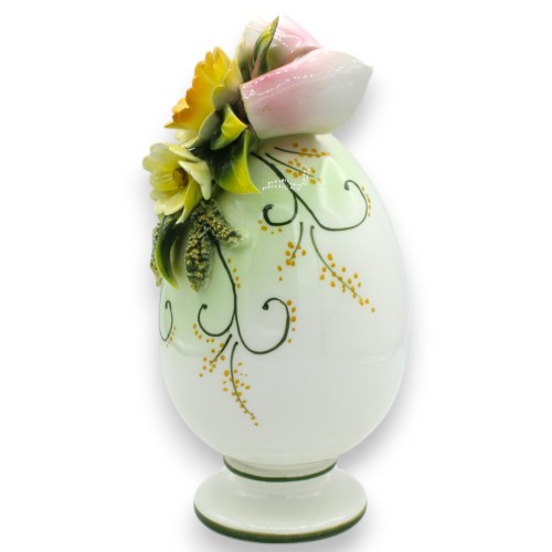 Uovo con Gambo, Pregiata Ceramica, h 23 x 11 cm ca. Applicazione di Nastro rosa, Fiori gialli e Foglie -  2