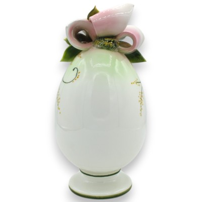 Uovo con Gambo, Pregiata Ceramica, h 23 x 11 cm ca. Applicazione di Nastro rosa, Fiori gialli e Foglie - 