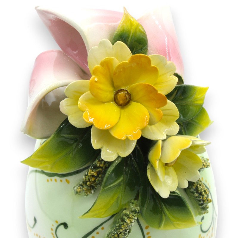 Uovo con Gambo, Pregiata Ceramica, h 23 x 11 cm ca. Applicazione di Nastro rosa, Fiori gialli e Foglie - 