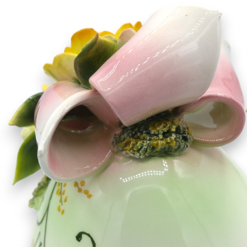 Huevo con Tallo, Cerámica Fina, h 23 x 11 cm aprox. Aplicación de cinta rosa, flores y hojas amarillas - 