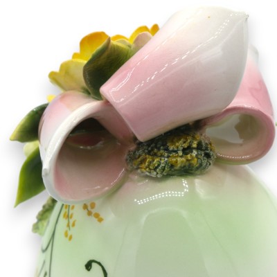 Ei met steel, fijn keramiek, ca. h 23 x 11 cm. Toepassing van roze lint, gele bloemen en bladeren - 