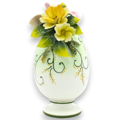 Ei met steel, fijn keramiek, ca. h 23 x 11 cm. Toepassing van roze lint, gele bloemen en bladeren - 