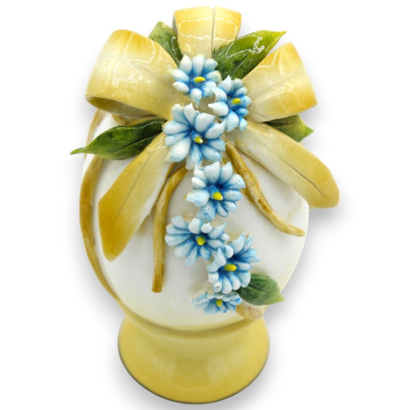 Jajko na nóżce, ceramika szlachetna, wys. 14 x ok. 7 cm. Zastosowanie żółtej wstążki, łańcucha kwiatów i liści - 