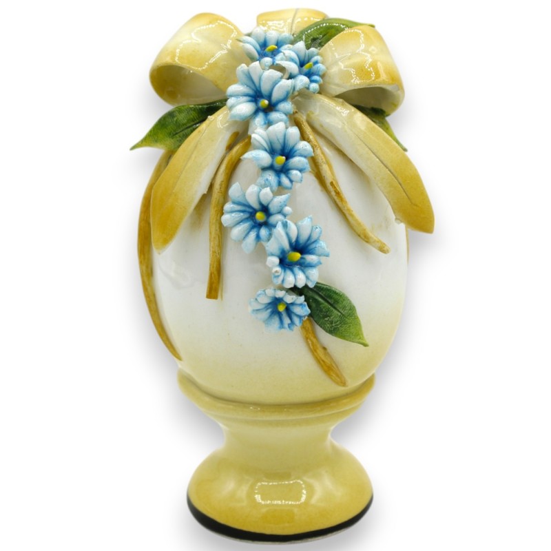 Ovo com haste, cerâmica fina, altura 14 x 7 cm aprox. Aplicação de Fita Amarela, Corrente de Flores e Folhas - 