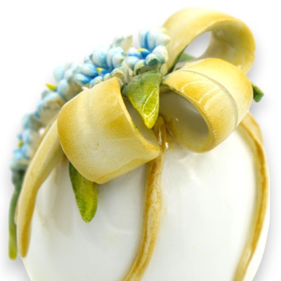 Oeuf avec tige, céramique fine, h 14 x 7 cm environ. Application de ruban jaune, chaîne de fleurs et de feuilles - 