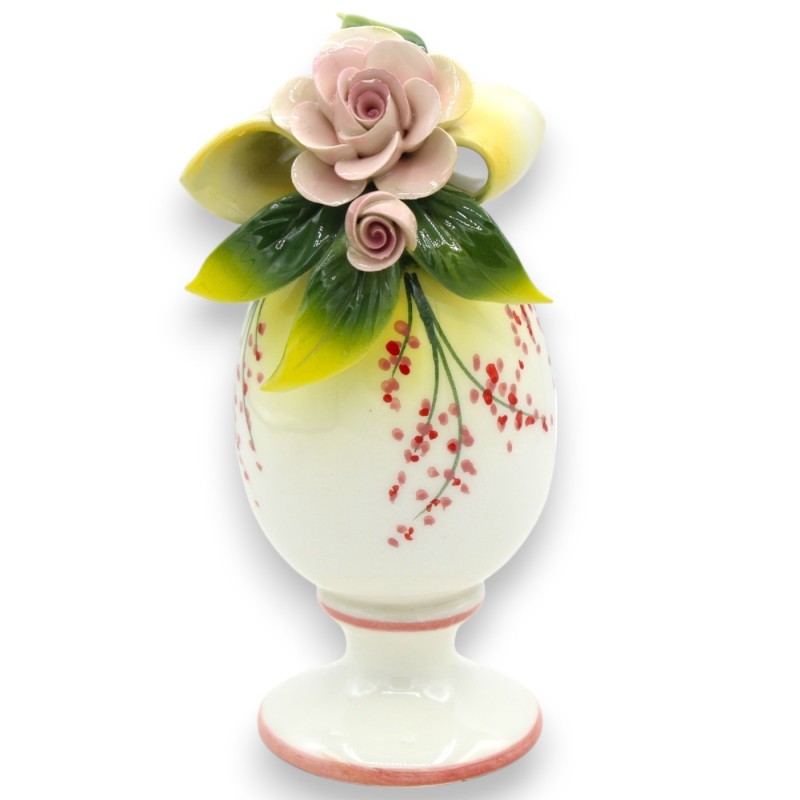 Ei mit Stiel, Feinkeramik, H 14 x 7 cm ca. Anwendung von gelbem Band, rosa Blumen und Blättern - 