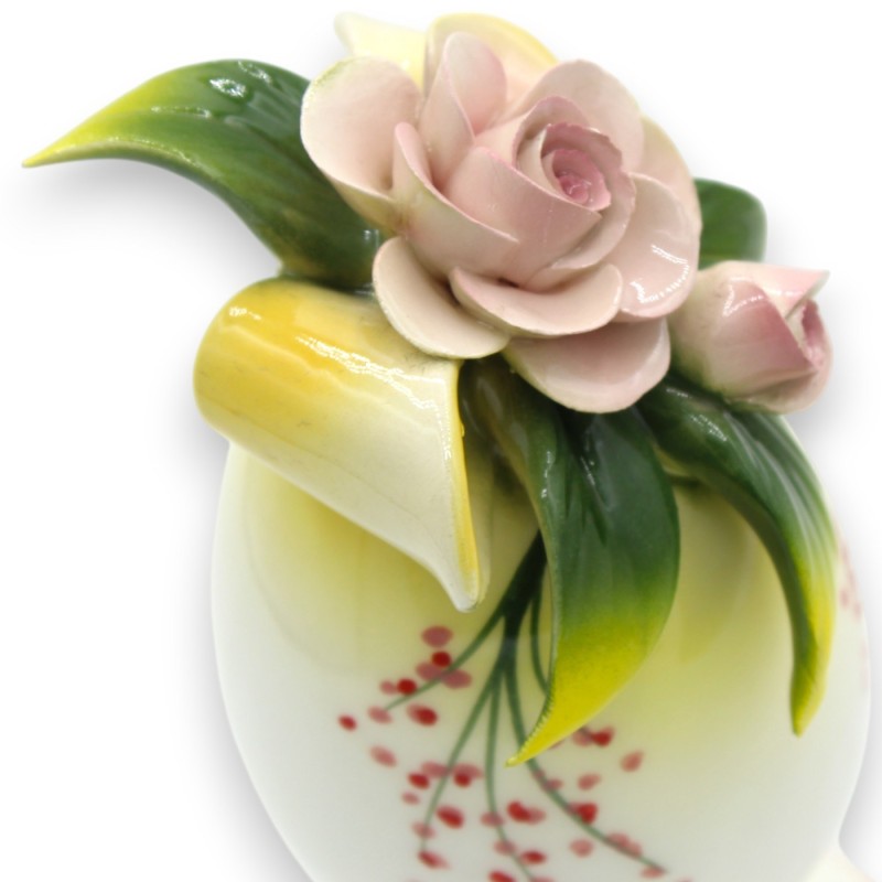 Uovo con Gambo, Pregiata Ceramica, h 14 x 7 cm ca. Applicazione di Nastro Giallo, Fiori Rosa e foglie - 