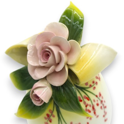 Jajko na nóżce, ceramika szlachetna, wys. 14 x ok. 7 cm. Zastosowanie żółtej wstążki, różowych kwiatów i liści - 