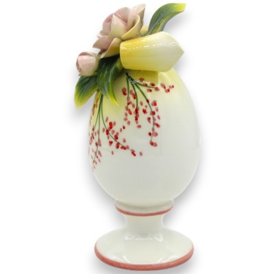 Ovo com haste, cerâmica fina, altura 14 x 7 cm aprox. Aplicação de fita amarela, flores e folhas rosas - 