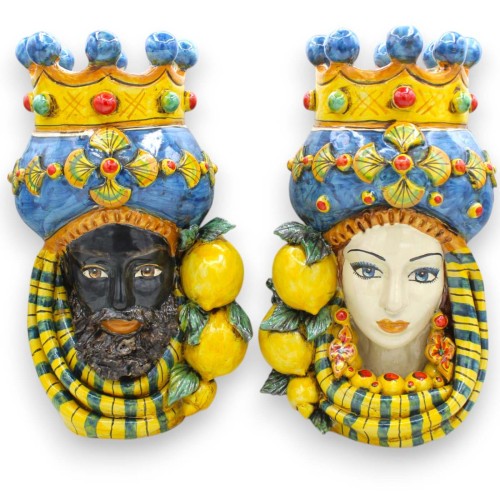 Głowy mauretańskie sycylijskie (para) o wysokości ok. 32 cm. Korona, Turban i Aplikacje, Ceramika Caltagirone, Tło Niebi