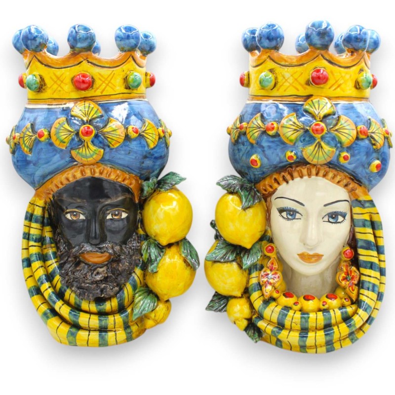 Sicilianska moriska huvuden (par) ca 32 cm höga. Krona, turban och applikationer, Caltagirone keramik, blå bakgrund - 
