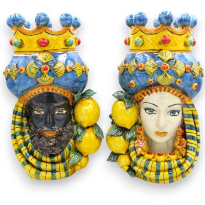 Sizilianische Maurenköpfe (Paar) ca. 32 cm hoch. Krone, Turban und Applikationen, Caltagirone-Keramik, blauer Hintergrun