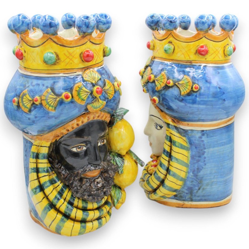 Sizilianische Maurenköpfe (Paar) ca. 32 cm hoch. Krone, Turban und Applikationen, Caltagirone-Keramik, blauer Hintergrun