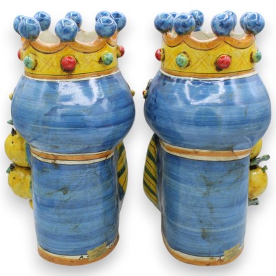 Teste di Moro Siciliane (coppia) h 32 cm ca. Corona, Turbante e Applicazioni, ceramica Caltagirone, Fondo Blu - 