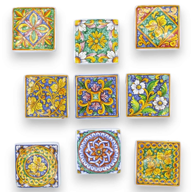 Aimant Brique aimantée L 5 x 5 cm environ. (1pc) en céramique sicilienne, décor aléatoire - 
