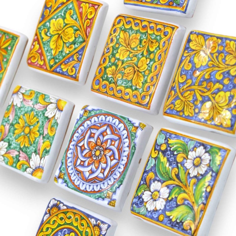 Ímã Tijolo magnético C 5 x 5 cm aprox. (1pc) em cerâmica siciliana, decoração aleatória - 