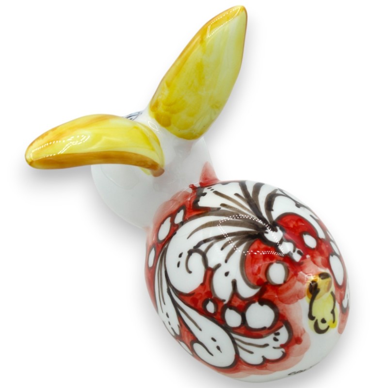 Sittande kanin i Caltagirone keramik h 13 x 12 cm ca. Röd bakgrund vit barock dekoration - 