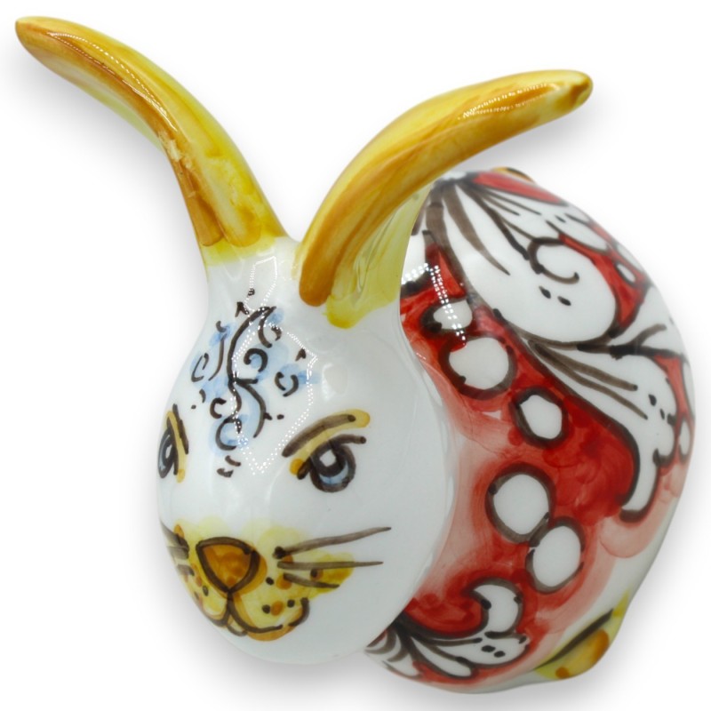 Zittend konijn in Caltagirone keramiek h 13 x 12 cm ca. Rode achtergrond witte barokdecoratie - 