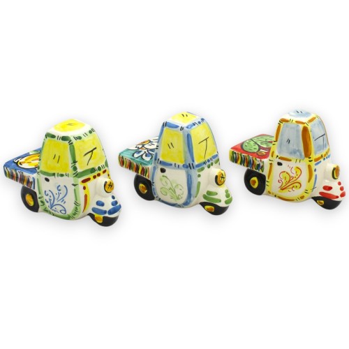 Veículo de cerâmica Caltagirone Motocicleta Ape, C 11 x 8 x 6 cm aprox. (1pc) Várias cores e decoração aleatória - 