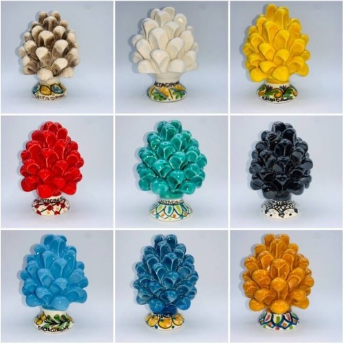 Siciliaanse dennenappel met gedecoreerde Caltagirone keramische voet h 11/12 cm diverse kleuren (1 st) - 