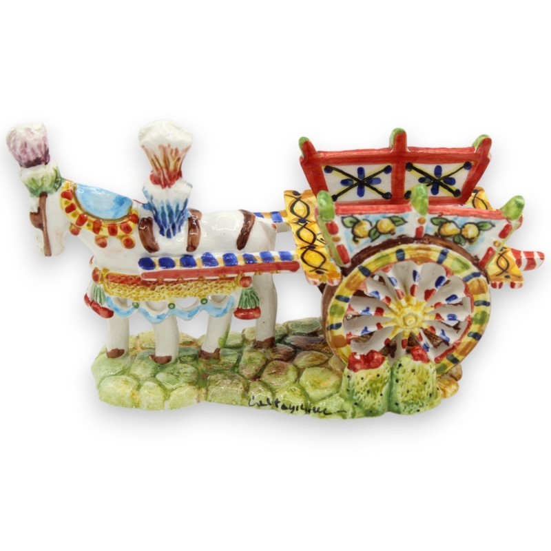 Siciliaanse kar met paard, keramiek uit Caltagirone - ca. 10 x 18 cm. Siciliaanse kar en Trinacria-decoratie. - 
