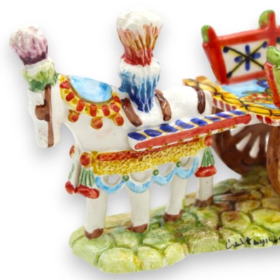 Siciliaanse kar met paard, keramiek uit Caltagirone - ca. 10 x 18 cm. Siciliaanse kar en Trinacria-decoratie. - 