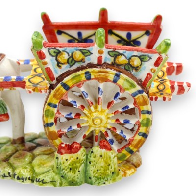 Siciliaanse kar met paard, keramiek uit Caltagirone - ca. 10 x 18 cm. Siciliaanse kar en Trinacria-decoratie. - 
