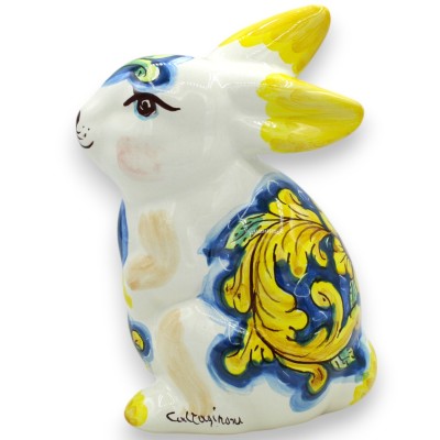 Duży stojący królik, ceramika Caltagirone, wys. 20 x ok. 14 cm. barokowa dekoracja i żółty kwiat - 