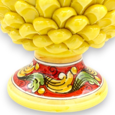Piña siciliana de cerámica Caltagirone, amarilla - dos tamaños (1 ud.) Tallo con decoración barroca, fondo rojo - 