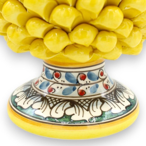 Piña siciliana de cerámica de Caltagirone, amarilla - 2 tamaños (1 ud.) Tallo decorado con hojas y pétalos, fondo verde  2