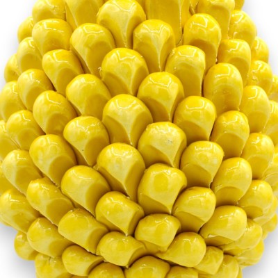 Piña siciliana de cerámica de Caltagirone, amarilla - 2 tamaños (1 ud.) Tallo decorado con hojas y pétalos, fondo verde 