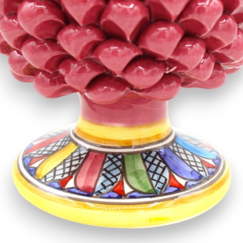 Siciliaanse dennenappel van Caltagirone keramiek, Bordeaux, 2 maten (1 stuk) Steel versierd met veelkleurig net en bloem 2