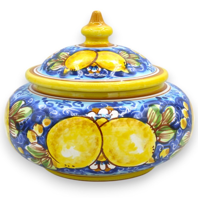 Keksdose oder Schmuckdose aus Caltagirone-Keramik, ca. Ø 22 x H 18 cm. Dekoration Zitronen und Blätter auf blauem Hinter
